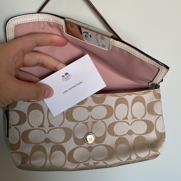 Pristine condition authentic white and off white coach purse - Picture 3 of 4